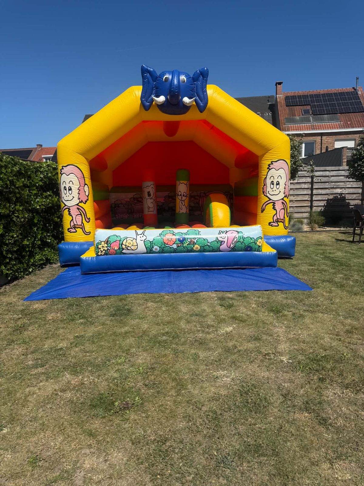 Springkasteel van Glenn, opgesteld in een tuin
